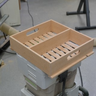 Låda till vinkyl av massiv bok